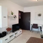 Myrjam באסקה